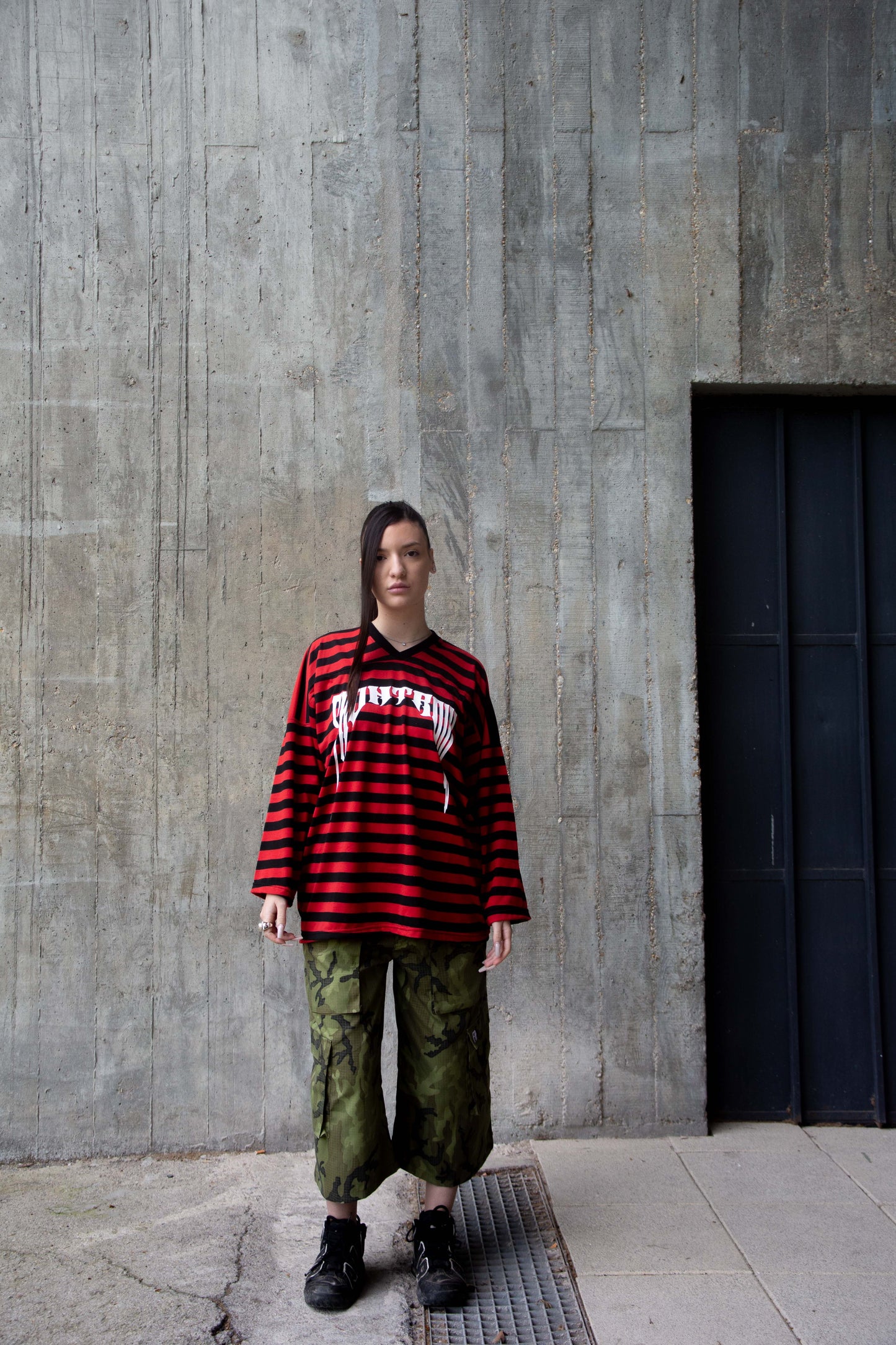 TILTED STRIPES HOCKEY LOGO TEE RED/BLACK