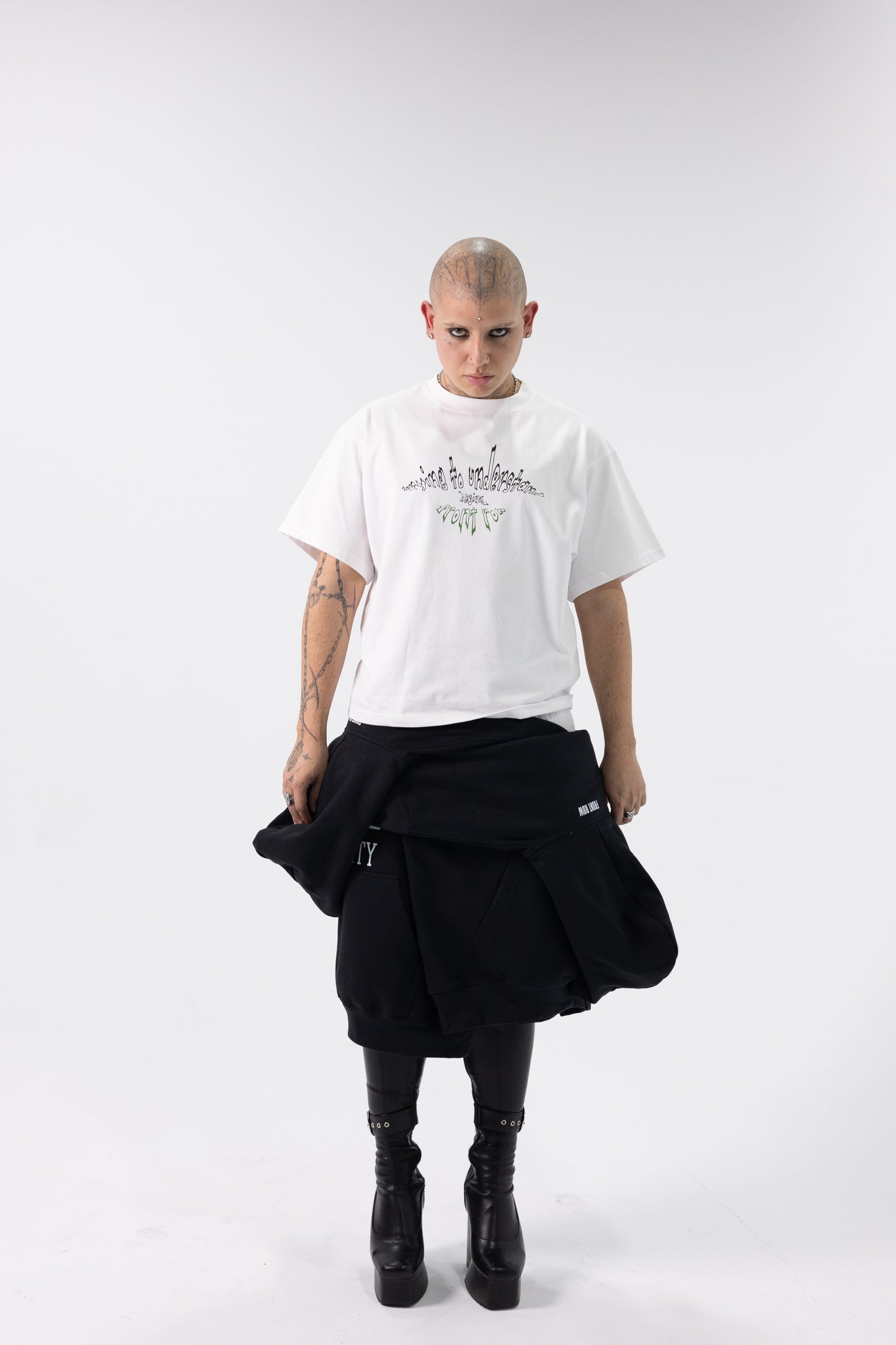 TRYING TO UNDERSTAND DESING WHITE TEE