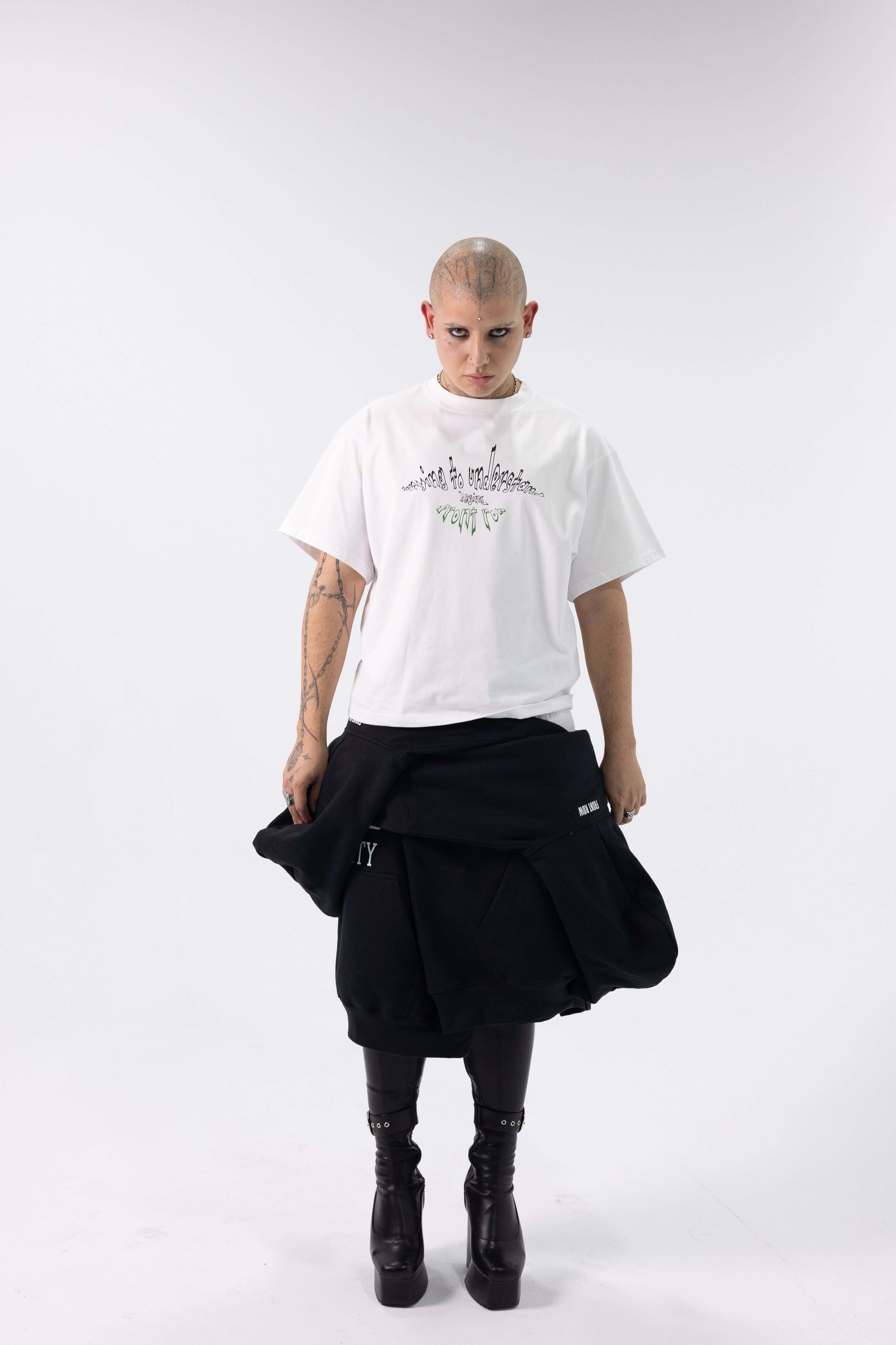 TRYING TO UNDERSTAND DESING WHITE TEE | FrontRowEU