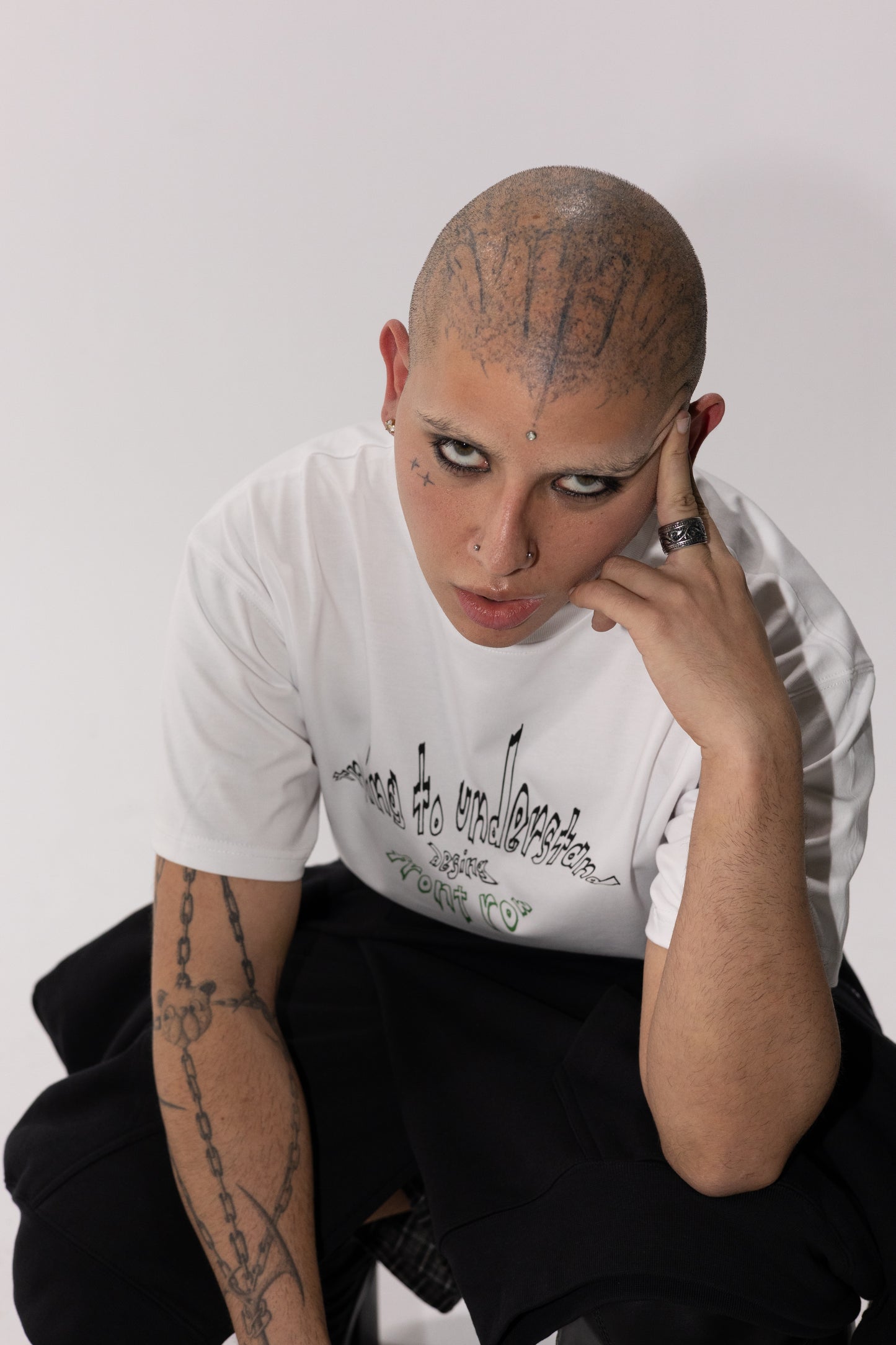 TRYING TO UNDERSTAND DESING WHITE TEE