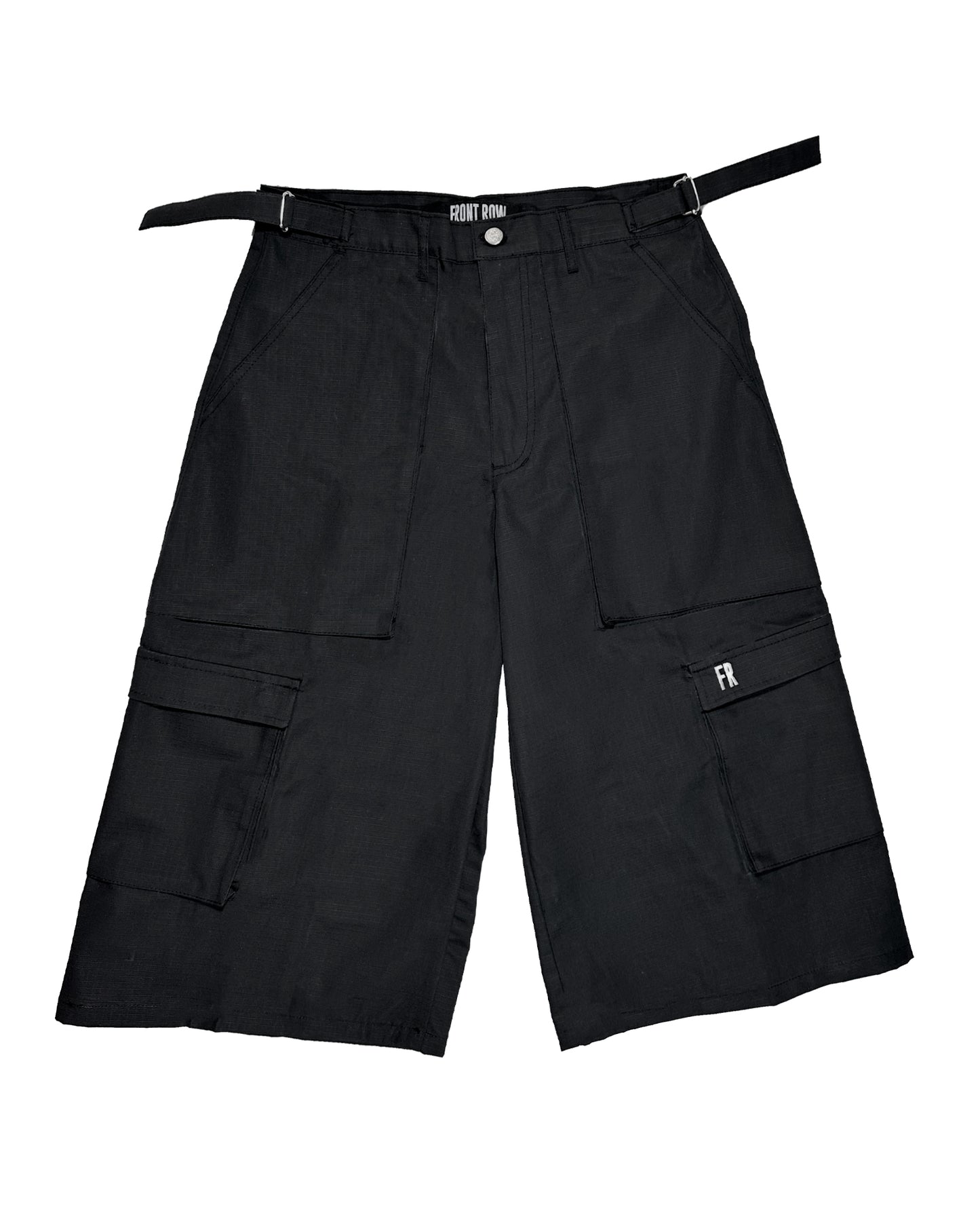 Pantalón cargo negro oversize de ripstop, corte tres cuartos unisex, bolsillos laterales grandes y cinturón ajustable, estilo streetwear/techwear resistente y cómodo.