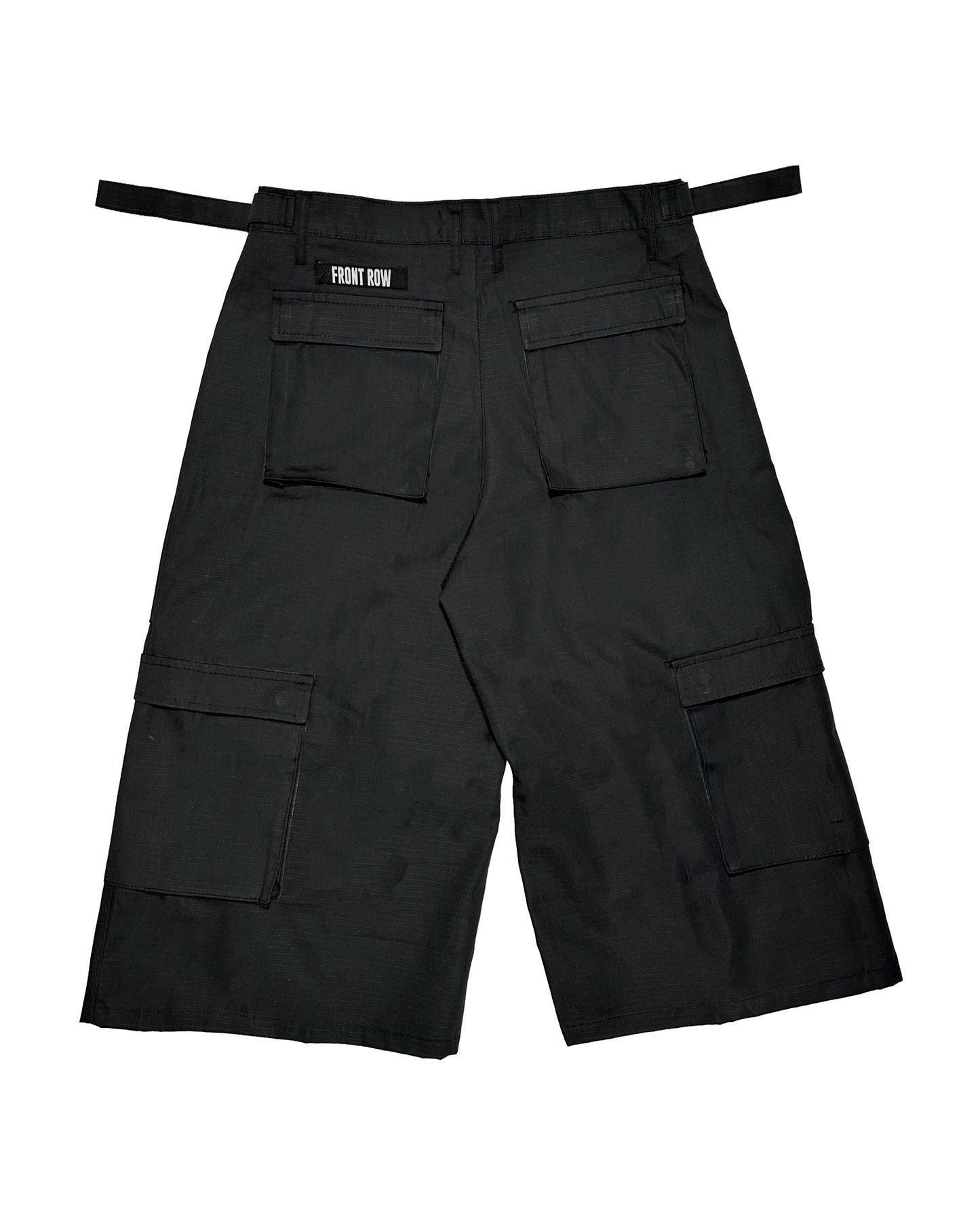 Pantalón cargo negro oversize de ripstop, corte tres cuartos unisex, bolsillos laterales grandes y cinturón ajustable, estilo streetwear/techwear resistente y cómodo.